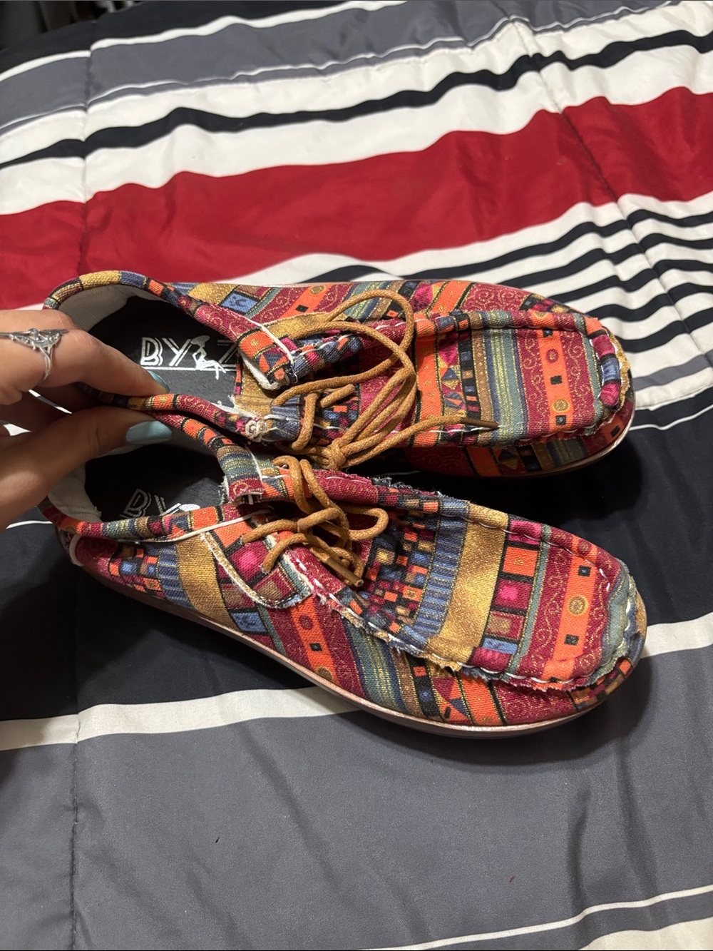 LIGHTWEIGHT AND COMFORTABLE SNEAKERS FOR WOMEN